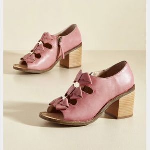 Modcloth Latigo leather bow heels, 7.5